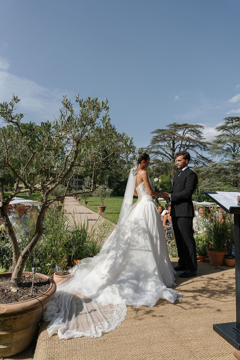 Wedding photographer capturing love and emotions