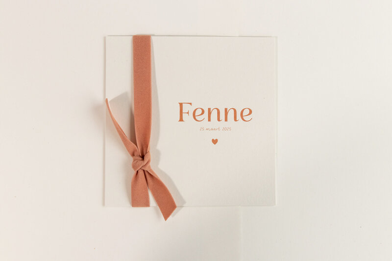 Letterpress-geboortekaartje-Fenne-met-strik-van-fluweel