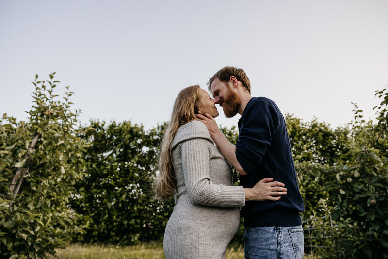 WEB - Kelly & Jonathan - Zwangerschapshoot, gezinsfotograaf, boomgaard, rhoon, buytenhof | Samantha Bosdijk Photography-51