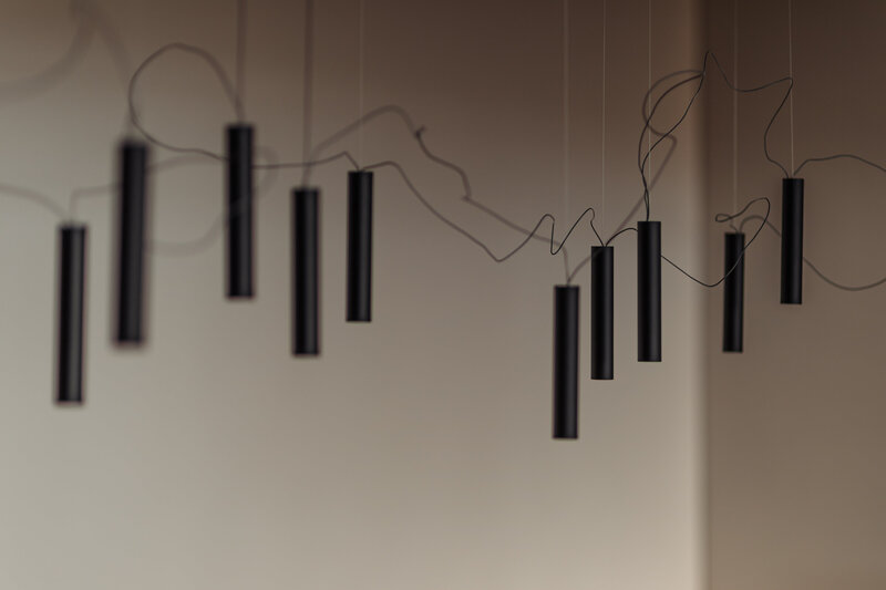 kaboompics_minimalist-black-pendant-lights-with-an-artistic-wire-arrangement-37010