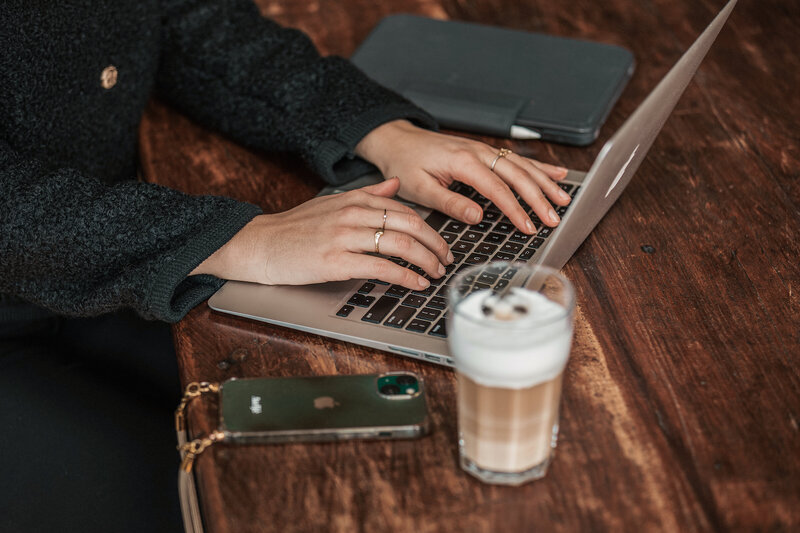 Sfeerbeeld van iemand achter laptop voor Juma Marketing