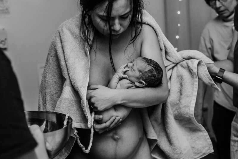 As an award-winning Motherhood & Birth Photographer I artfully capture your unique story by focusing on loving connection and authentic emotions.