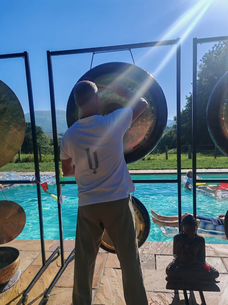 Séance de bain de gongs au bord de la piscine