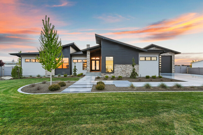 The Horizon Edge sunset shot by Meridian Idaho Custom Home Builder Thompson Homes
