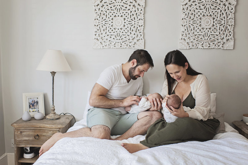Newborn twins with parents photographed by newborn photographer Jess Morgan