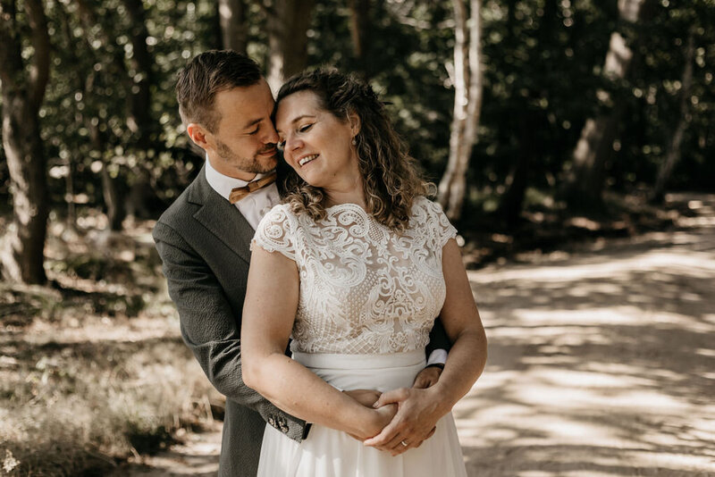 Sanne & Johannes tijdens hun bruiloft in Drenthe