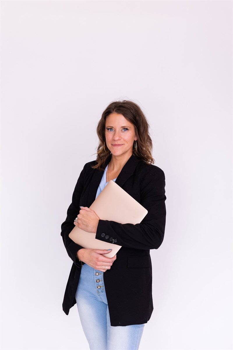 Callie Ammons is a podcast host and intentional living mentor helping high-achieving women live on purpose without burnout.