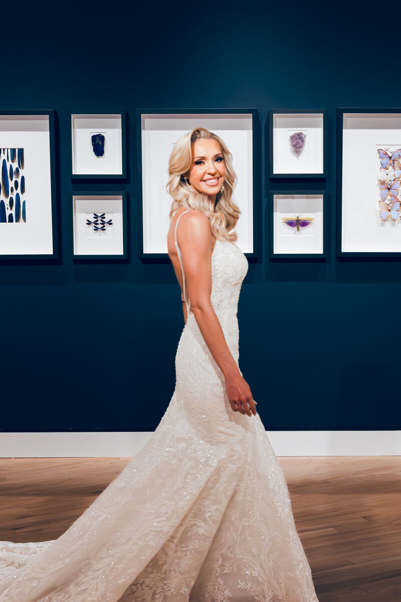 A wedding photo portrait of the bride in Crystal Bridges Museum of American Art in Betonville, Arkansas