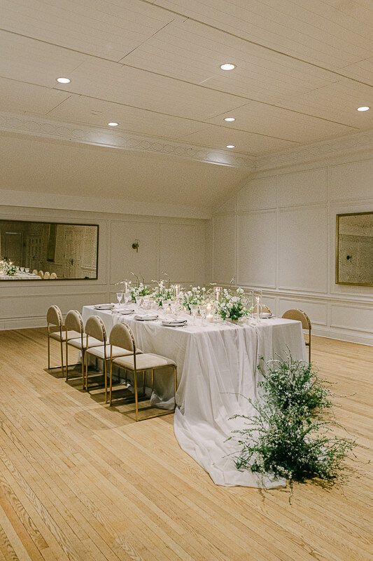 A beautiful table setting in the reception hall of Club Atwater. Very elegant and romantic. Top best Montreal wedding venue in Montreal, Club Atwater.