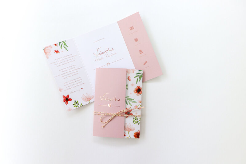 Tweeluik-geboortekaartje-Valentje-met-waterverf-bloemen-en-koperfolie-12