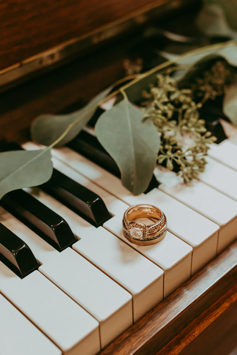 bride-groom-rings-on-piano