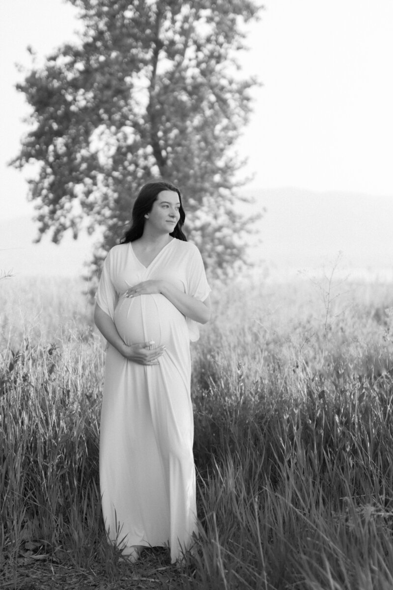mom during pregnancy photos  outdoors