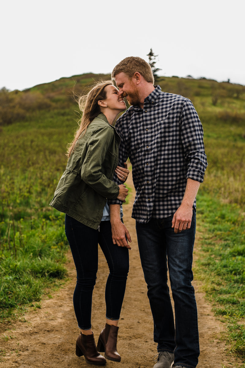 A woman pulls a man in for a kiss