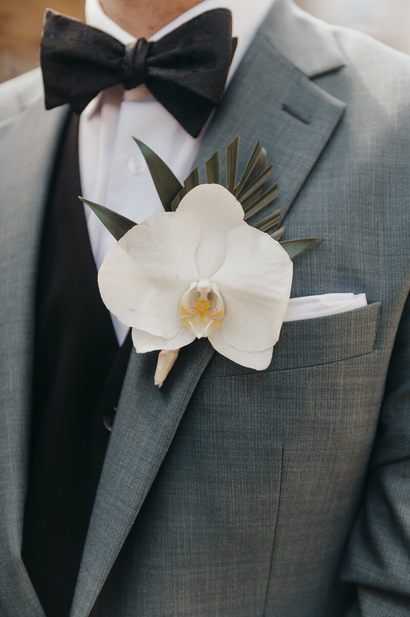 groom detail