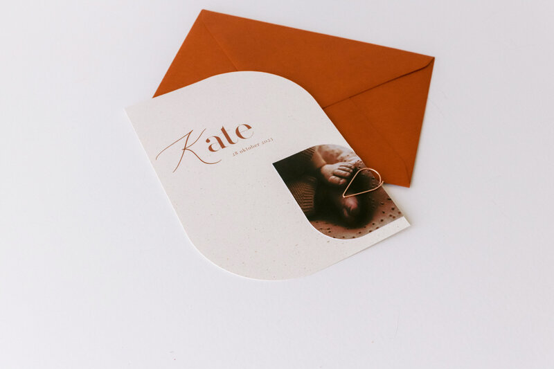 Stansvorm-geboortekaartje-Kate-op-vibers-papier