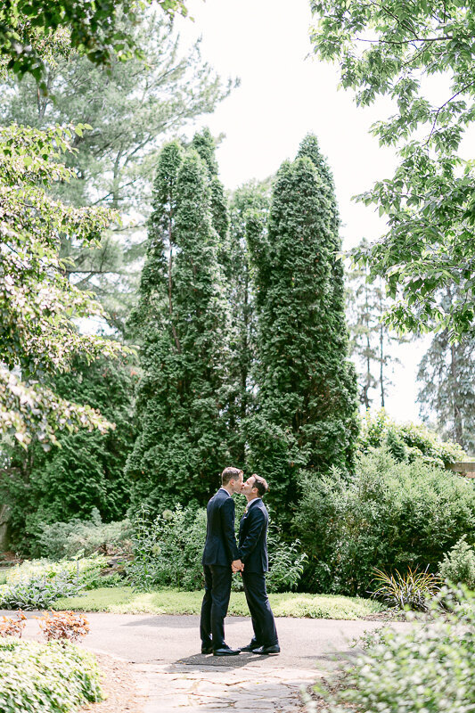 Couple de même sexe. Photos des mariés en nature.