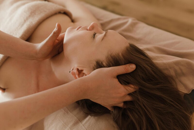 Femme se faisant masser la nuque