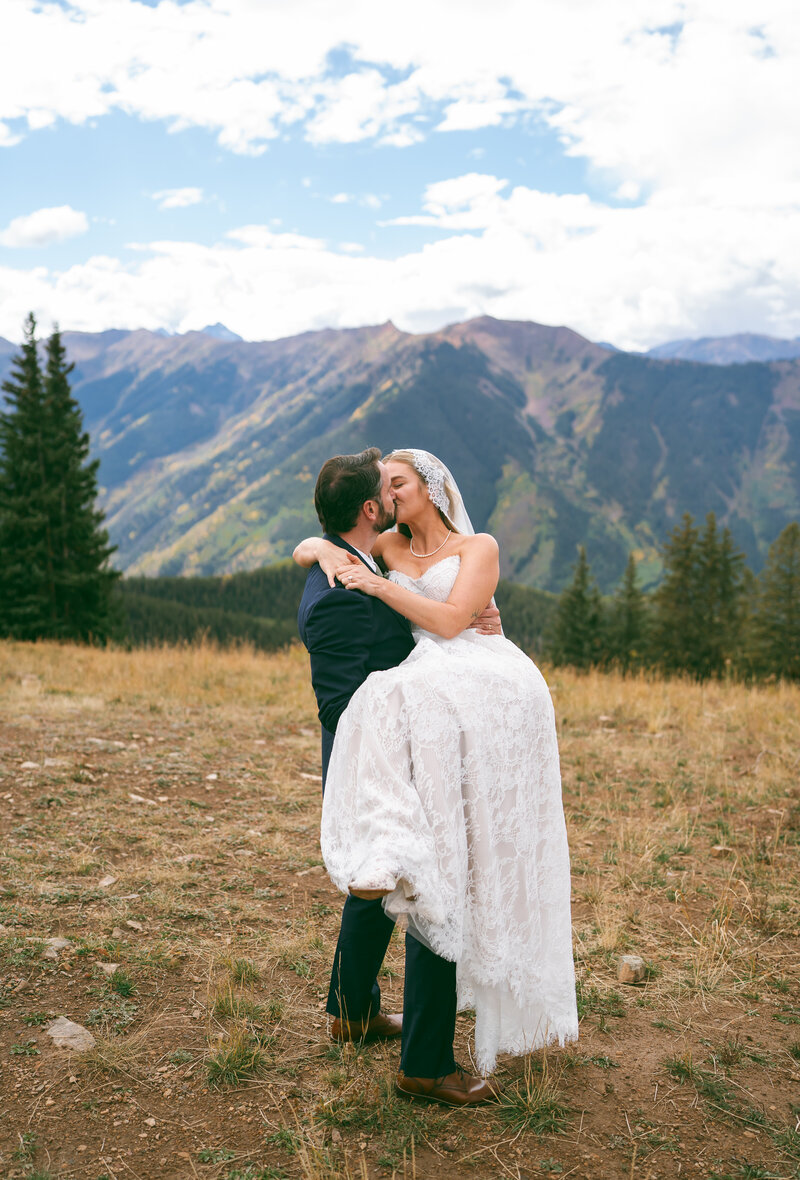 aspen elopement photographer at aspen mountain with eloping couple
