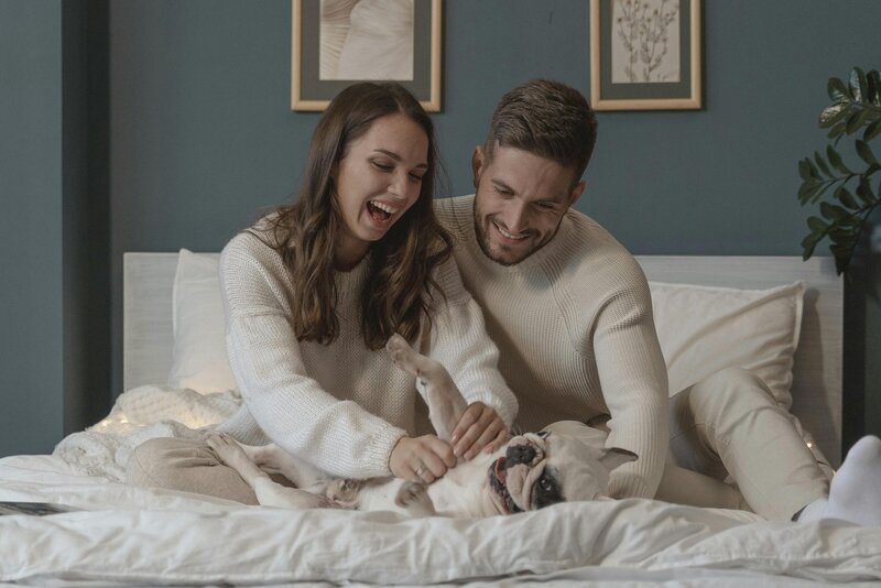 Clients photo playing with Frenchie