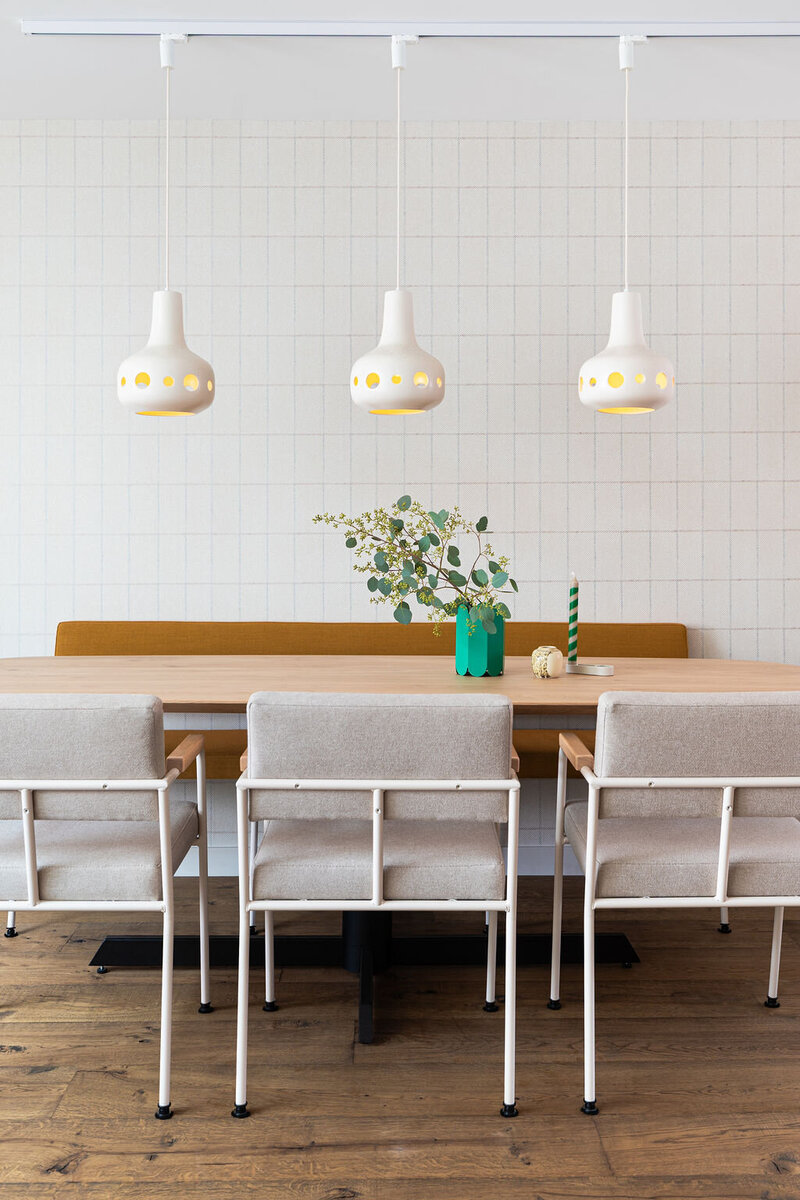 ensuitedeuren met grafisch behang en togo ligne roset