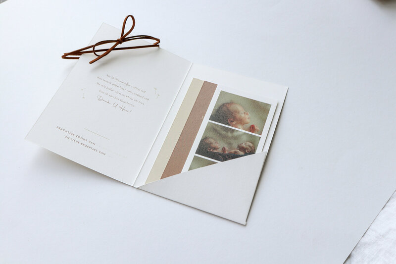 Bijzonder-tweeling-geboortekaartje-jongens-in-beige-pocketfold-9