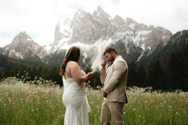 Yosemite Elopement at Taft Point, couple stands on the cliff edge with gorgeous sun rays behind them