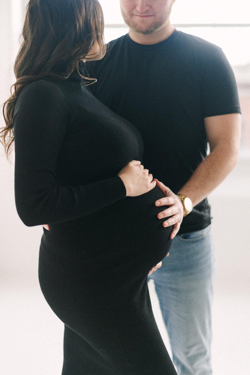 family maternity photos in matching dresses