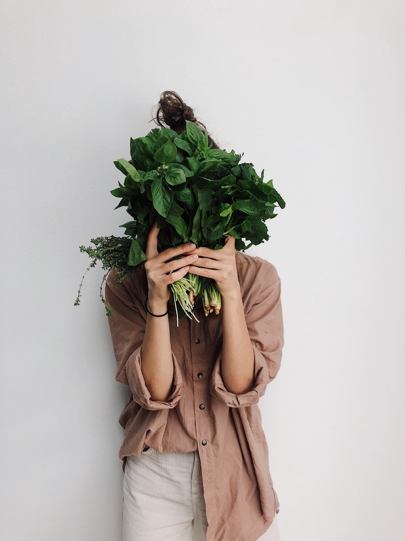 Brunette holding vegetables