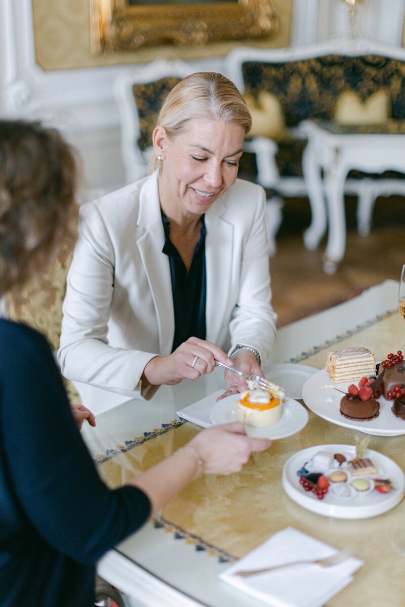Exclusive wedding cake tastings organized by ECLAT Destination weddings at luxury Hotel Imperial in Vienna
