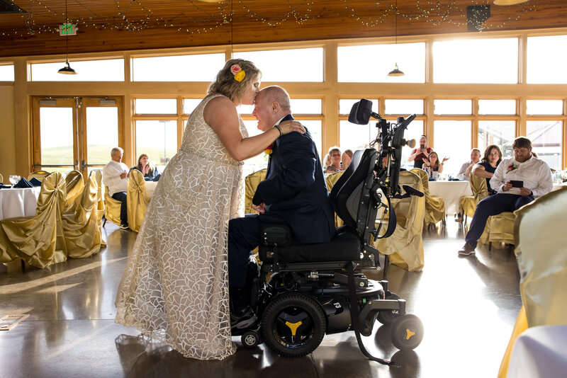 wedding-bride-father-wheelchair-kiss-coeur-dalene