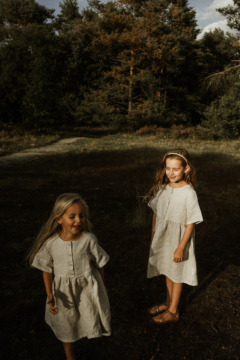 Gezinsfotografie in Nijlen tijdens golden hour – pure, spontane momenten vastgelegd in de heide.