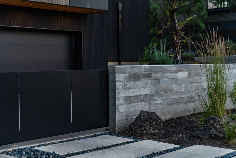 modern-home-black-steel-gate-concrete-wall