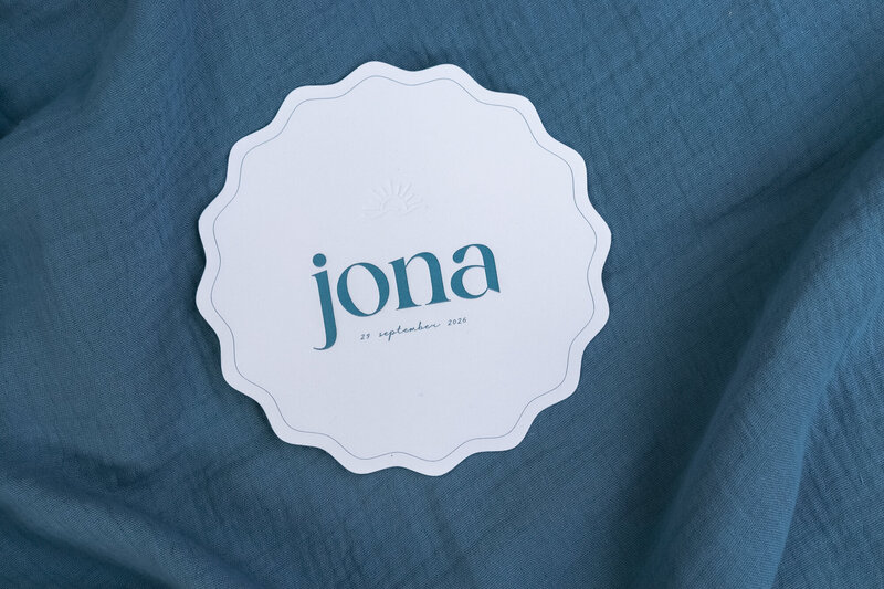 Rond-geboortekaartje-Jona-met-golven-en-letterpress-7