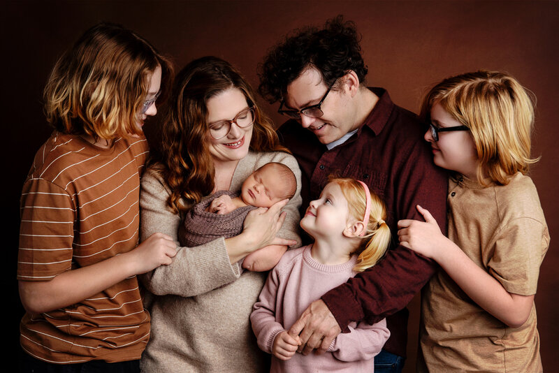 st-louis-newborn-photographer-family-of-6-with-mom-dad-two-older-brothers-toddler-sister-and newborn-boy-all-in-brown-tones