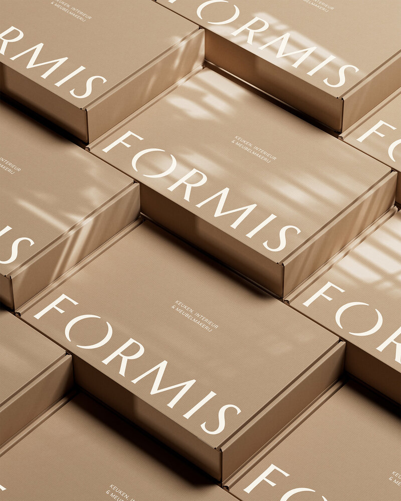 Gestapelde Formis verzenddozen met logo en schaduwspel