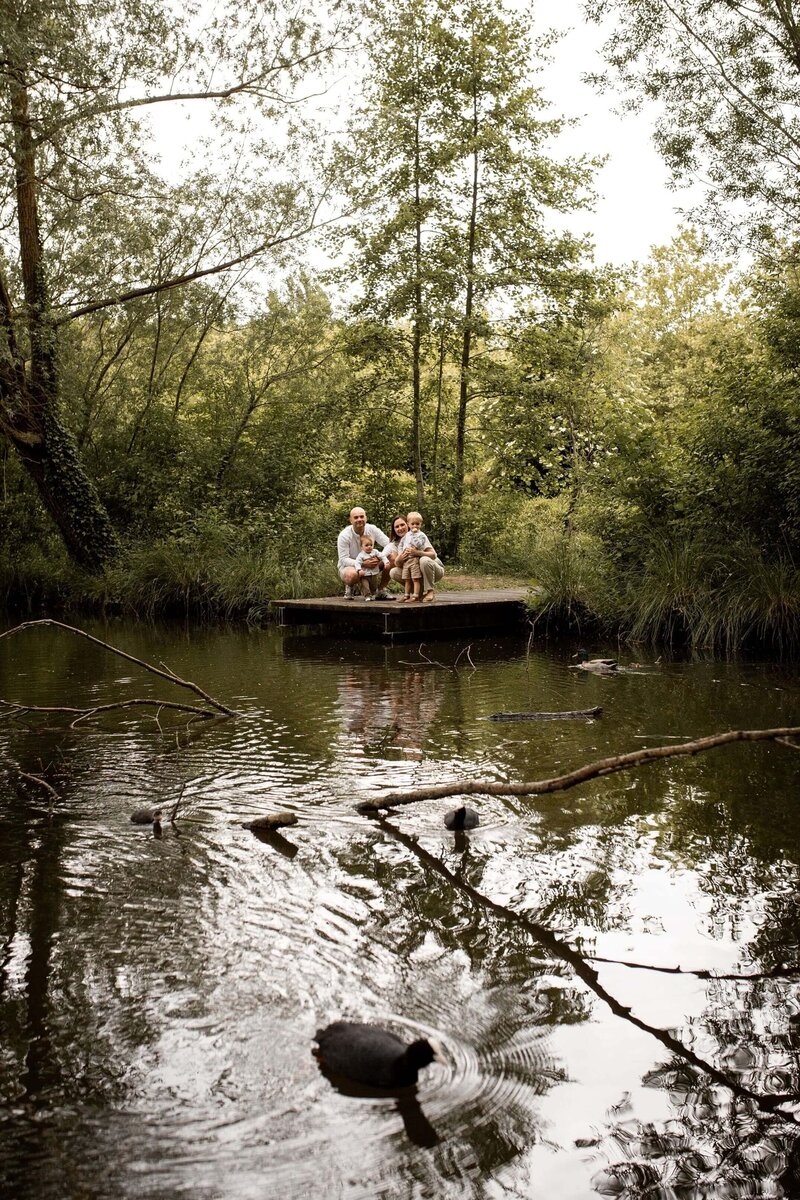 Photo de famille en pleine nature 2 d'arrière plan du service que propose Manon Klisz : la création d'une bibliothèque de contenu UGC pour les marques
