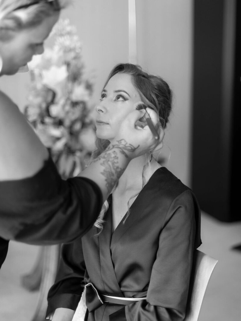 bride-who-gets-makeup