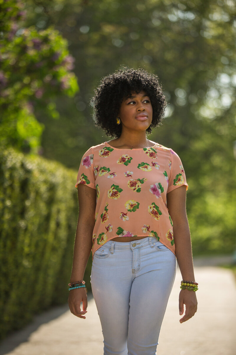 A senior girl walks at the Cleveland Museum of Art.