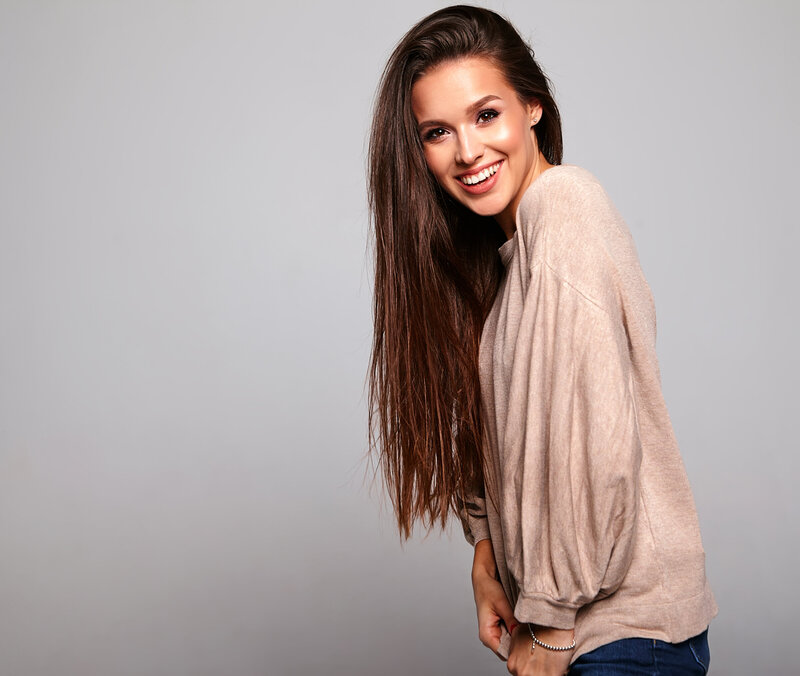 brunette-model-casual-beige-warm-sweater-clothes-gray