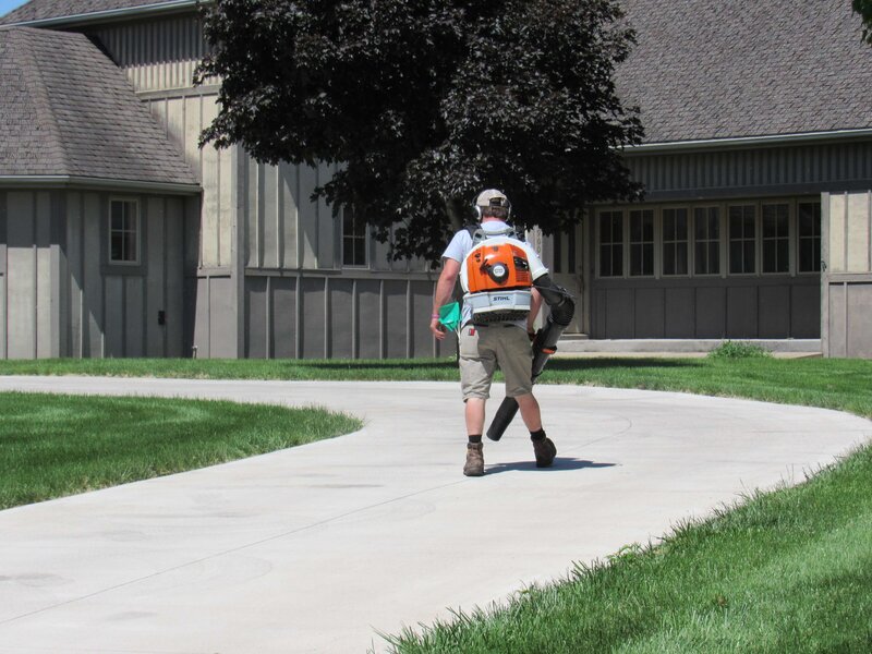 lawn-maintenance-Services-in-Manchester-Iowa-Supreme-Green-IMG_0428