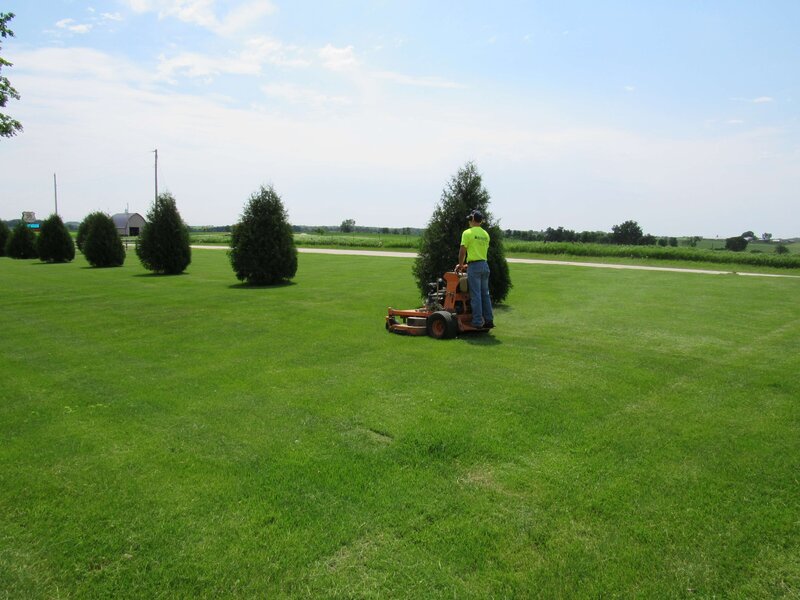 Landscaping-lawn-mowing-Services-in-Manchester-Cedar-Rapids-Iowa-Supreme-Green-IMG_0384