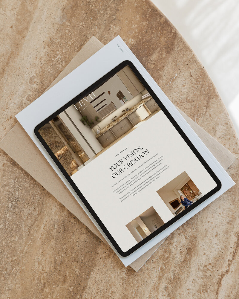 LEVH Interiors website op tablet op marmeren tafelLEVH Interiors website op tablet op marmeren tafel