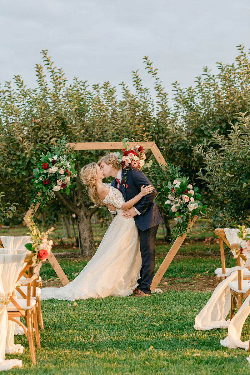 outdoor-wedding-at-apple-orchard