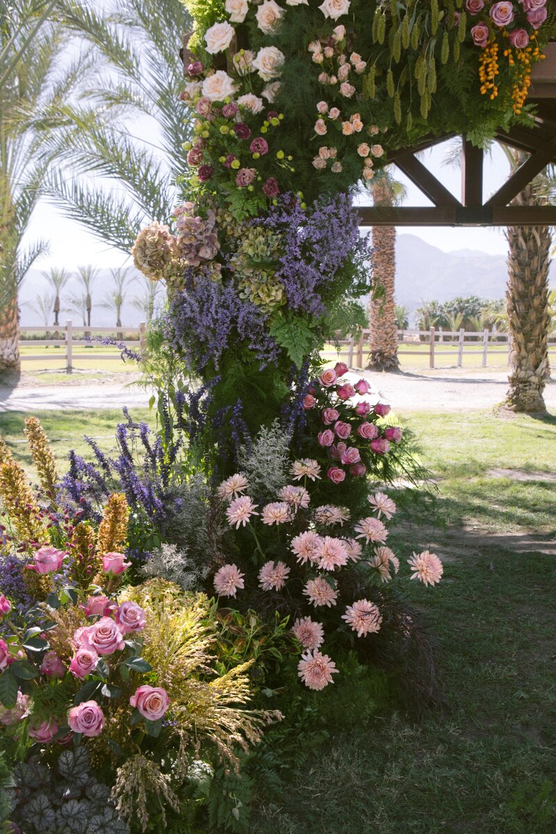 Modern, desert-chic florals at Emerson Estate in Palm Desert. Luxurious styling by California wedding florist Lilla Bello.