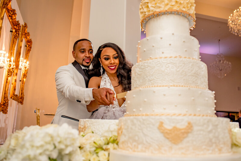 Knotting-hill-place-dallas-wedding-planner-swank-soiree-teshorn-jackson-photography-cake-cutting