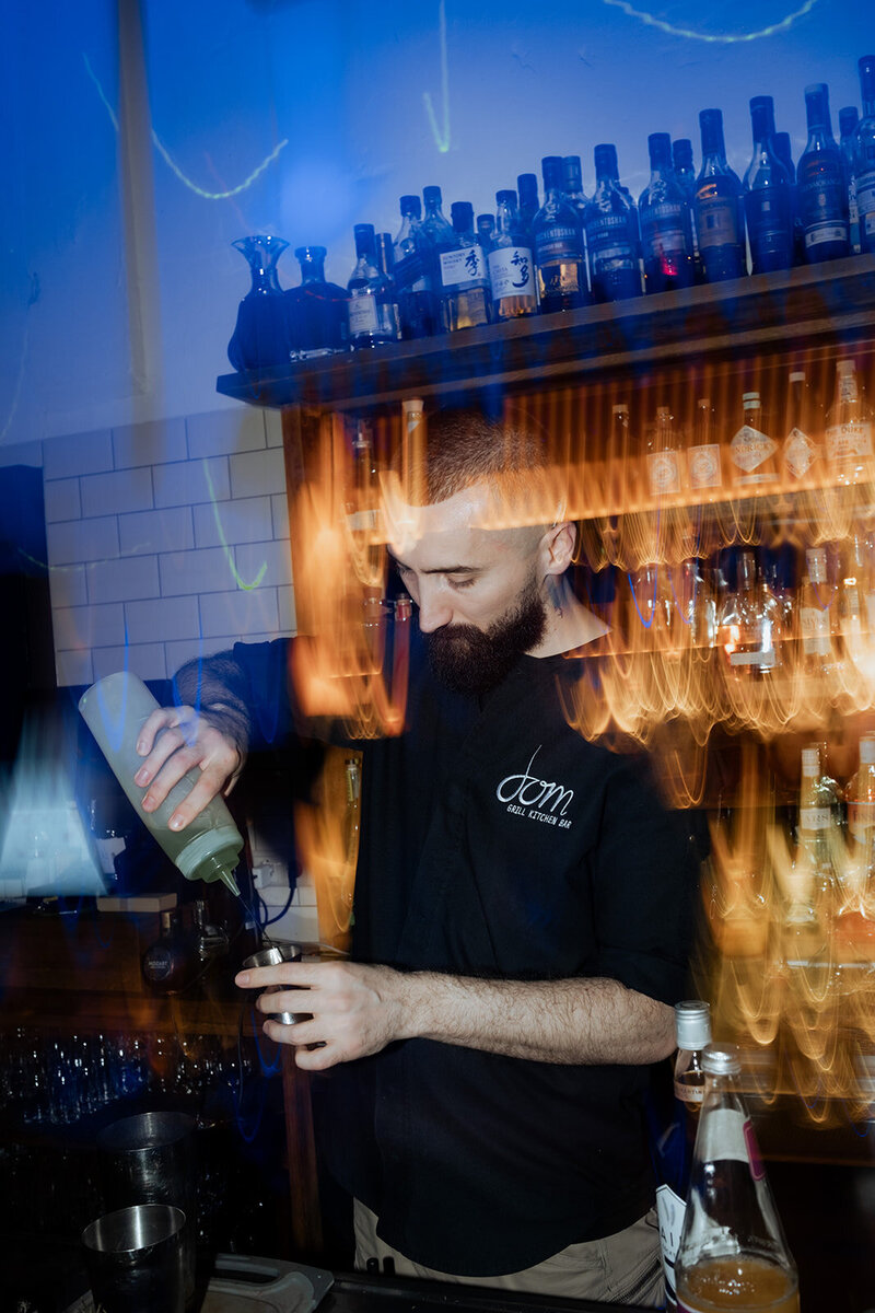 Barkeeper mixt Cocktails im Dom Grill Kitchen Bar Karlsruhe