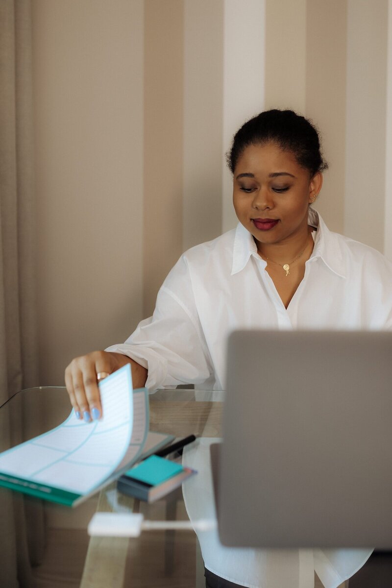 kaboompics_creative-black-woman-freelancer-working-remotely-in-a-modern-workspace-38524