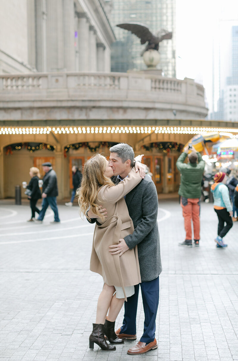 couple-kissing-grand-central-nyc