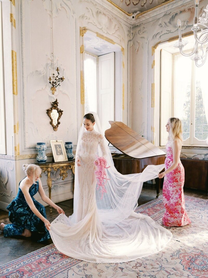 Getting ready, mother dresses the bride, in villa Sola Cabiati