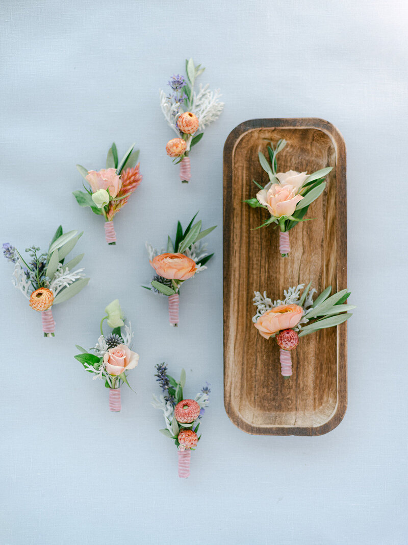 Soft floral bouquets in tones of peach and green.